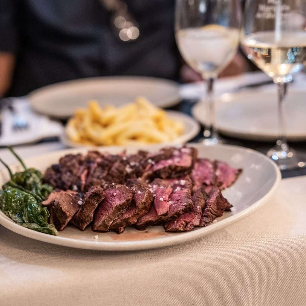 Chateaubriand de vaca vieja a la brasa loncheado con pimientos de Padrón — The Beefeater Fuengirola