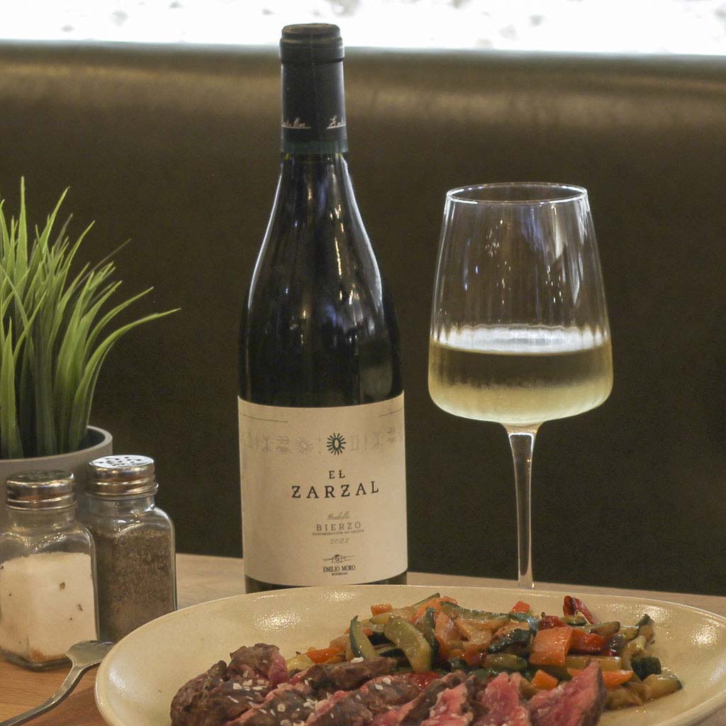 Botella El Zarzal Godello Bierzo de Emilio Moro con copa de vino blanco — The Beefeater