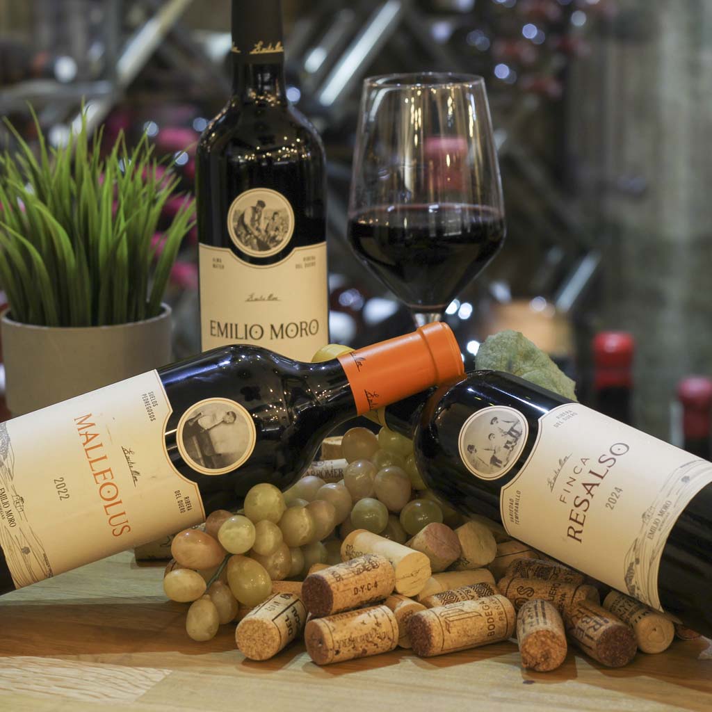 Botellas Emilio Moro Malleolus y Finca Resalso con uvas y corchos — selección Ribera del Duero en The Beefeater