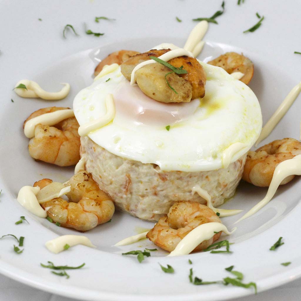 Ensaladilla rusa con langostinos y huevo pochado, entrada de The Beefeater Fuengirola