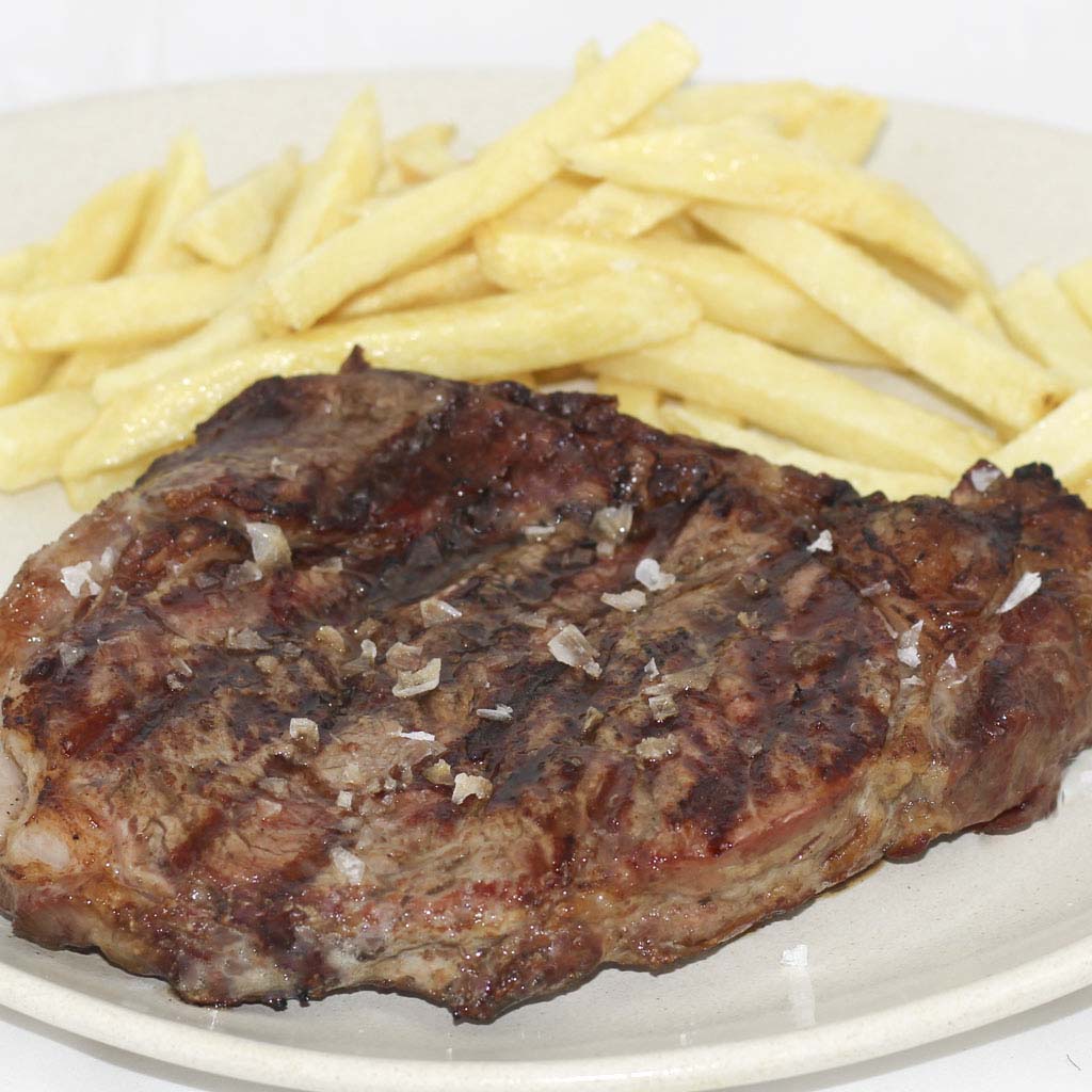 Entrecot de vaca a la brasa con patatas fritas — The Beefeater Fuengirola