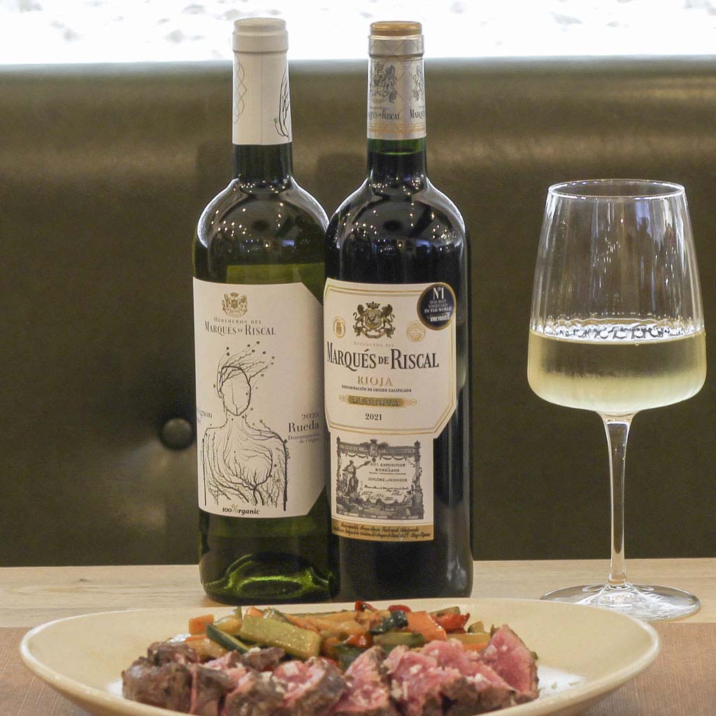 Botellas Marqués de Riscal Rioja Reserva y Rueda Blanco con plato de carne — The Beefeater