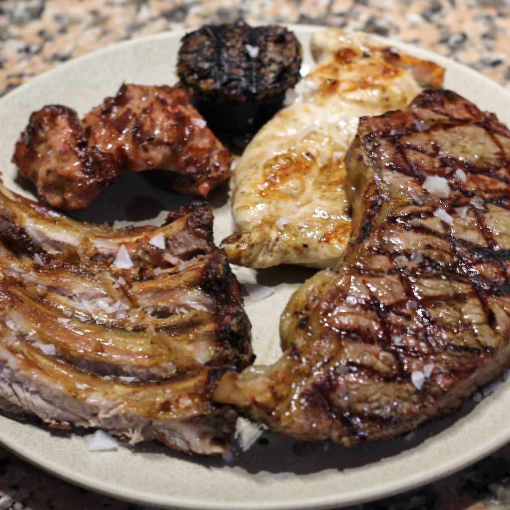 Parrillada mixta con costillas de cerdo, pollo y carne de vaca a la brasa — The Beefeater Fuengirola
