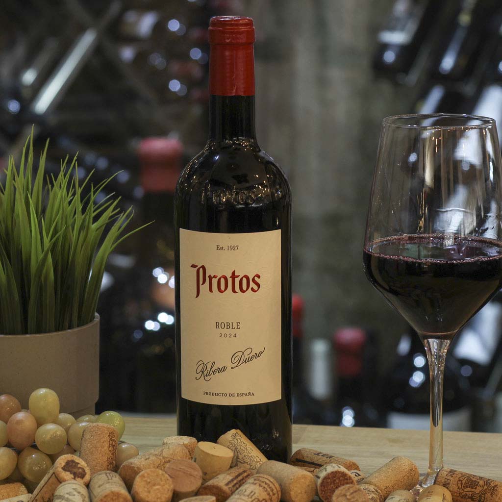 Botella Protos Roble Ribera del Duero con copa de vino tinto — The Beefeater Fuengirola