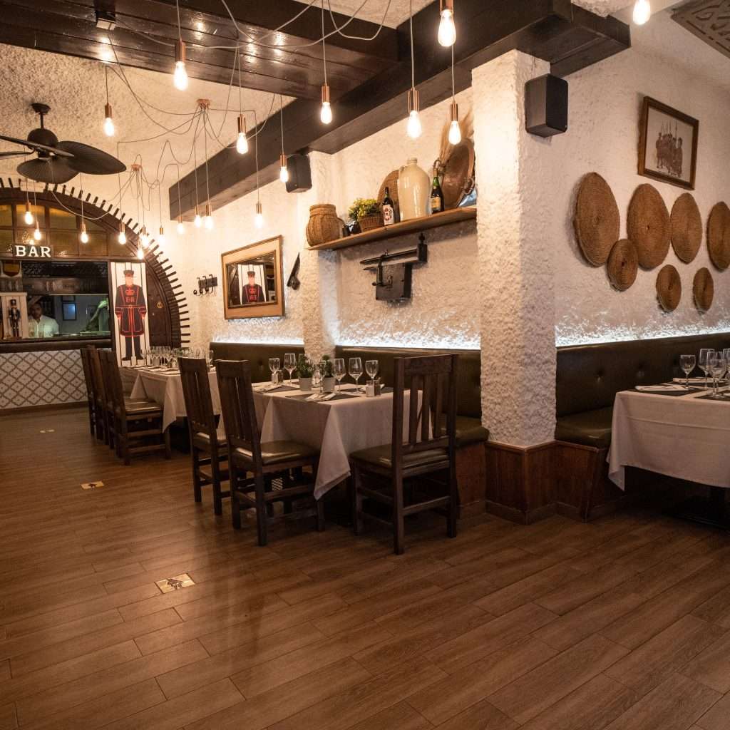 Sala interior con barra de bar y mesas en el Restaurante The Beefeater Fuengirola