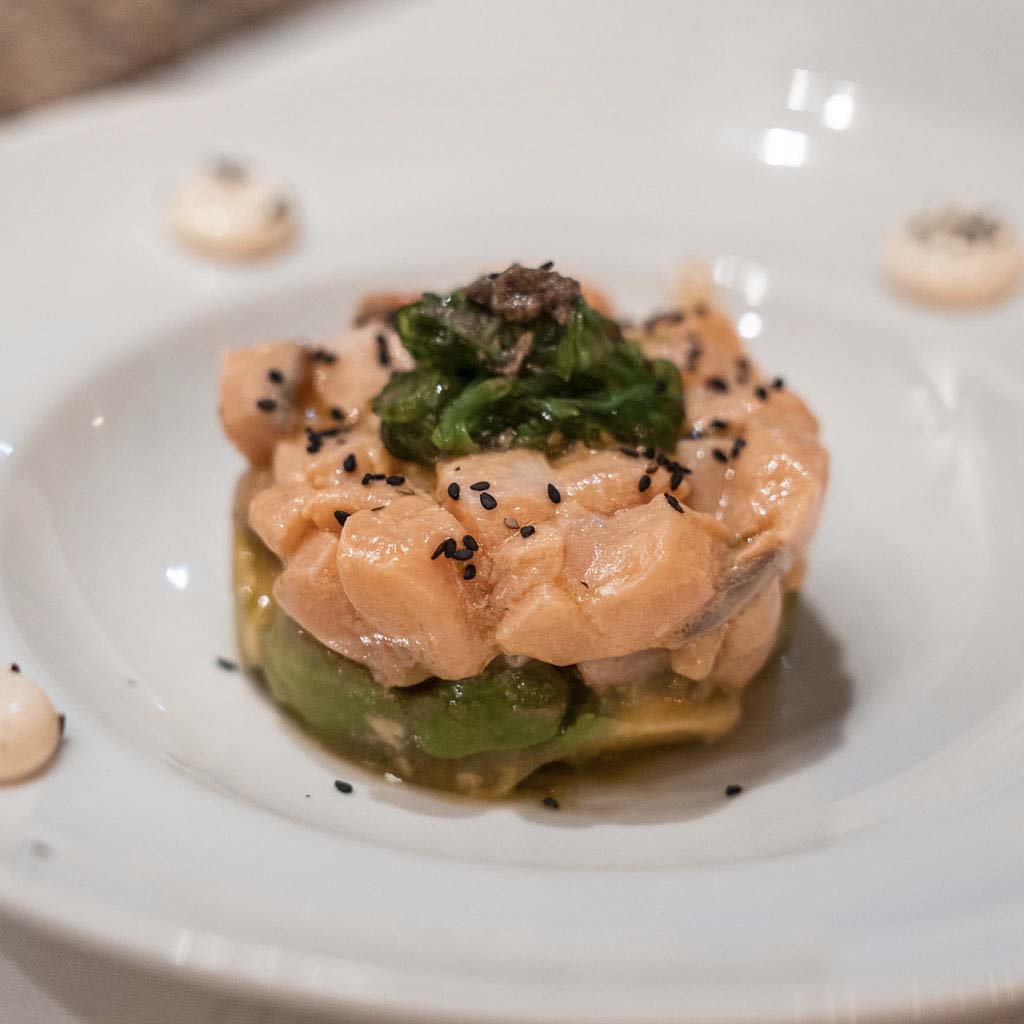 Tartar de salmón con algas wakame y aguacate, entrada fría de The Beefeater Fuengirola